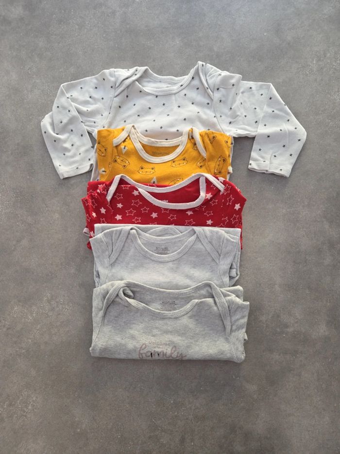 Lot 5 bodies bébé garçon manches longues gris blanc rouge moutarde T36mois TBE kiabi