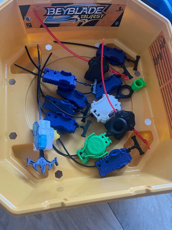 Lot toupie beyblade avec lanceur et stadium - photo numéro 4