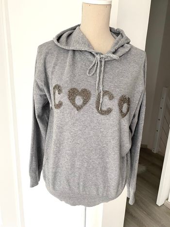 Sweat gris à capuche et perles