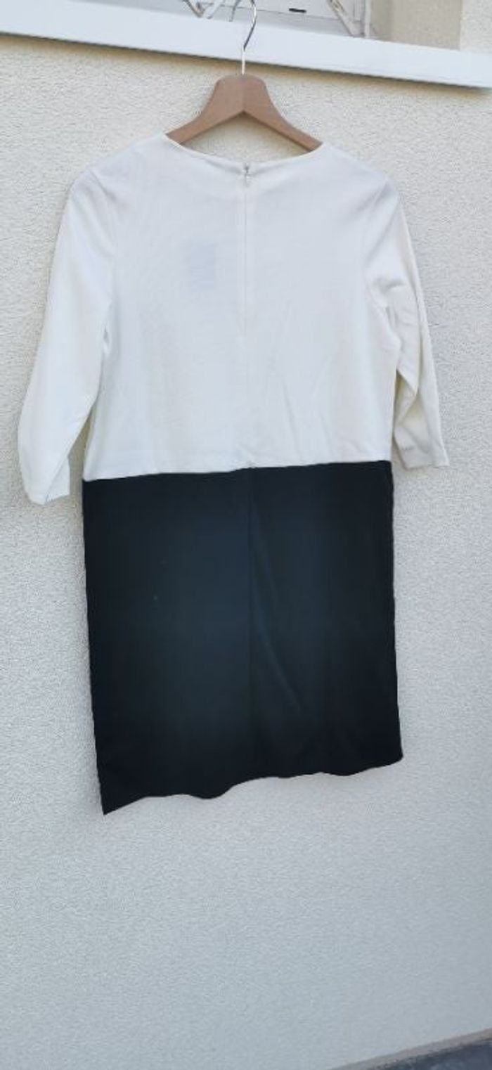 Robe au dessus des genoux bicolore.