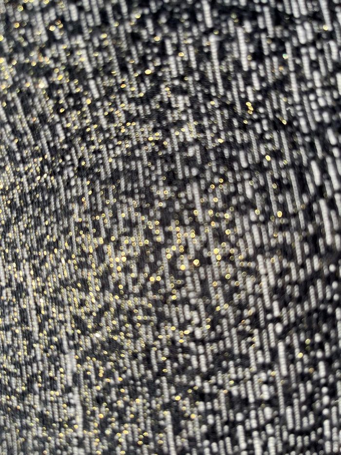 Pantalon contenant un fil doré