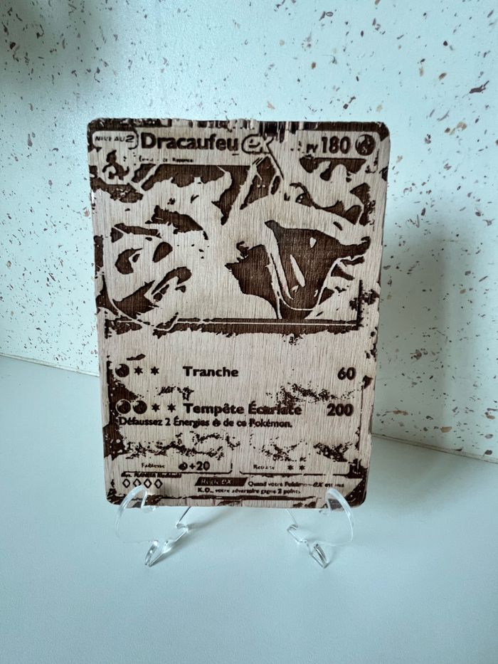 Carte Pokémon Dracaufeu EX gravée sur bois – Format 10x15 cm – Édition collector déco