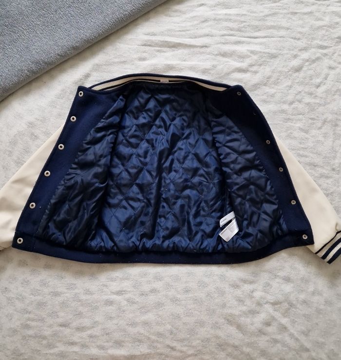 ✨ Veste style base-ball – Bleu marine – Taille 122/128 cm ✨
- photo numéro 3