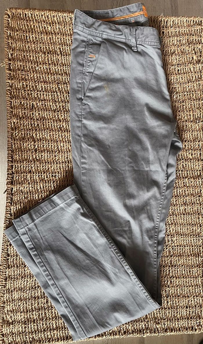 2 Chinos Hugo Boss gris et bordeau - photo numéro 2