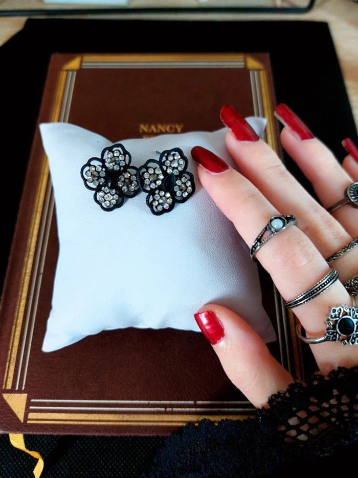 Magnifique paire de boucles d'oreilles noir avec pierre blanche - photo numéro 4