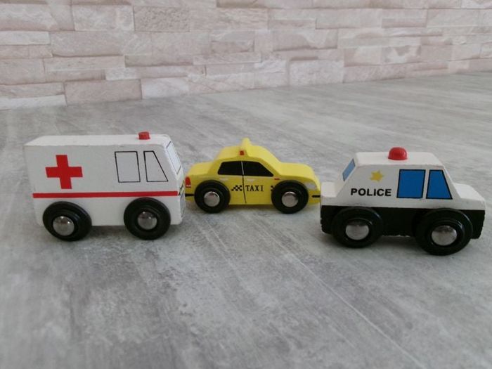 Lot de véhicules en bois