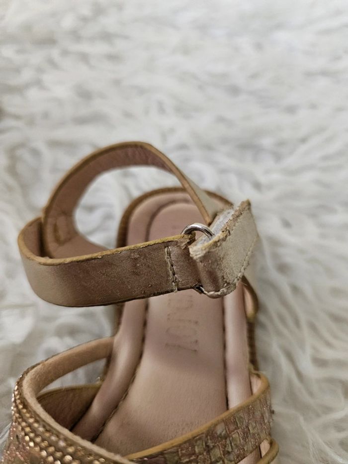 Sandales couleur or avec strass taille 25 - photo numéro 11