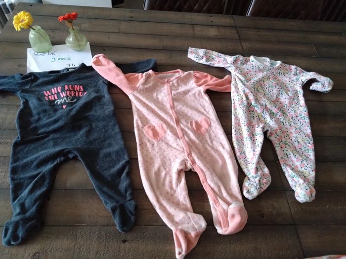 Lot de deux pyjamas fille et une offert bébé fille 9 mois
