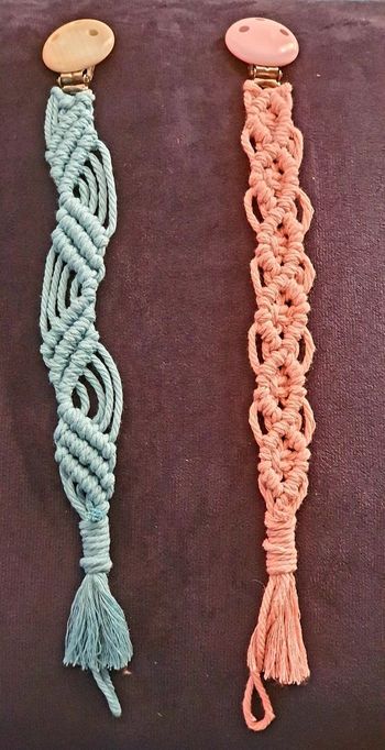 Attache tétine fait main en macramé