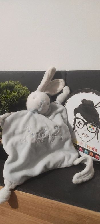 doudou lapin perle kaloo bleu gris blanc  k noeuds plat Carré