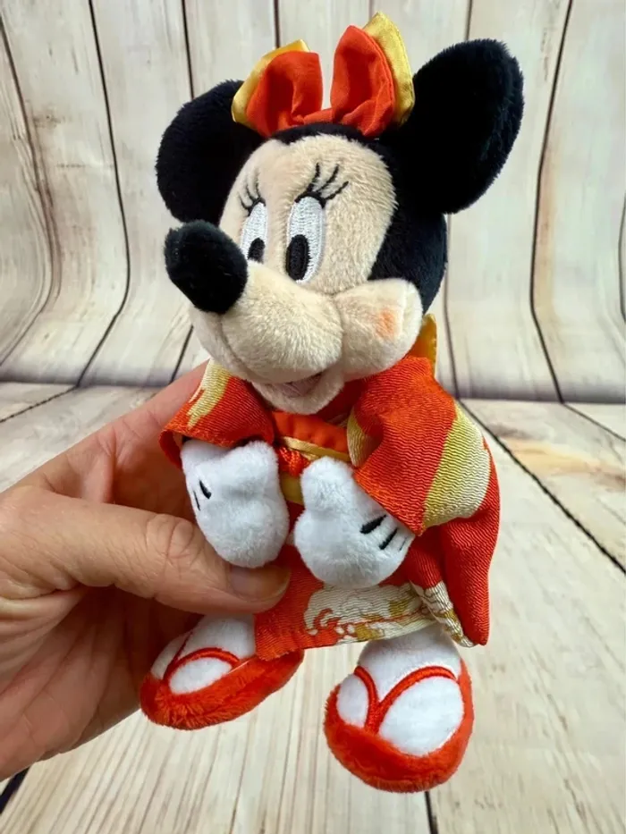 Petite peluche Disney Store Japon - Minnie kimono - photo numéro 3