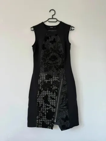 Superbe robe Desigual noire, taille 34, en parfait état !