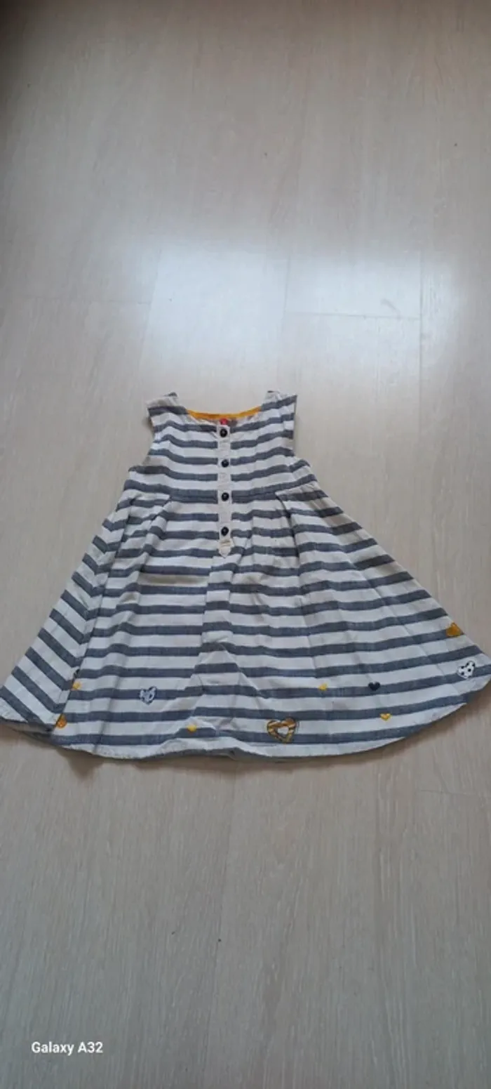 Lot 2 jupes et 7 robes - photo numéro 3