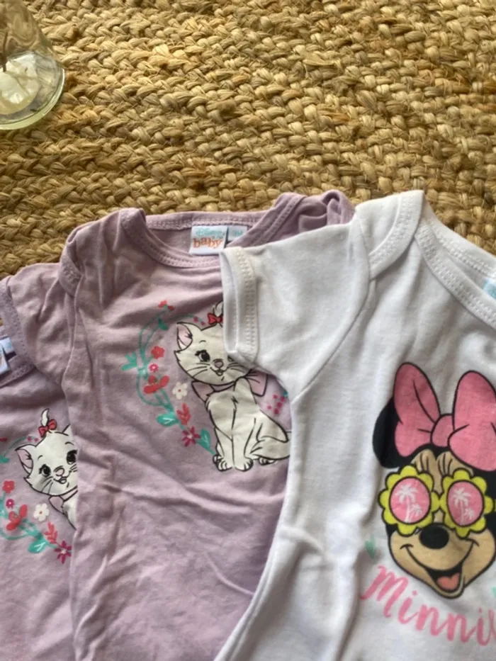 Lot Disney robe et 3 bodies - photo numéro 3