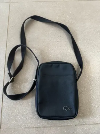 Sacoche navy Lacoste ,bon état mais il y a des traces d'usures, 15x20cm