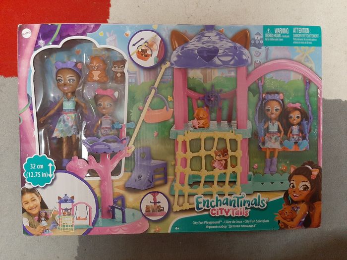 Enchantimals, Coffret L’Aire de Jeux, 2 Poupées,2 Animaux ,4 Espaces de jeu et 10 Accessoires neuf