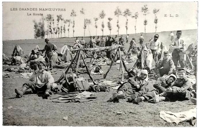 Carte postale ancienne Les grandes Manoeuvres La Sieste