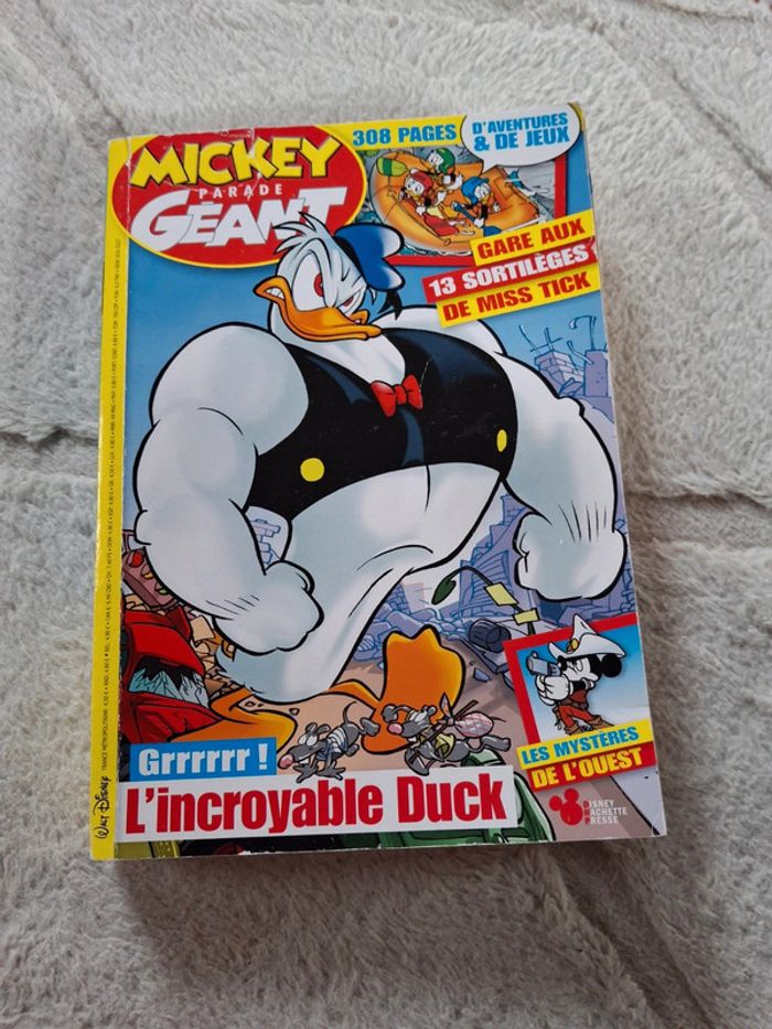 Livre mickey parade géant disney hachette presse Walt disney ancien année 2014