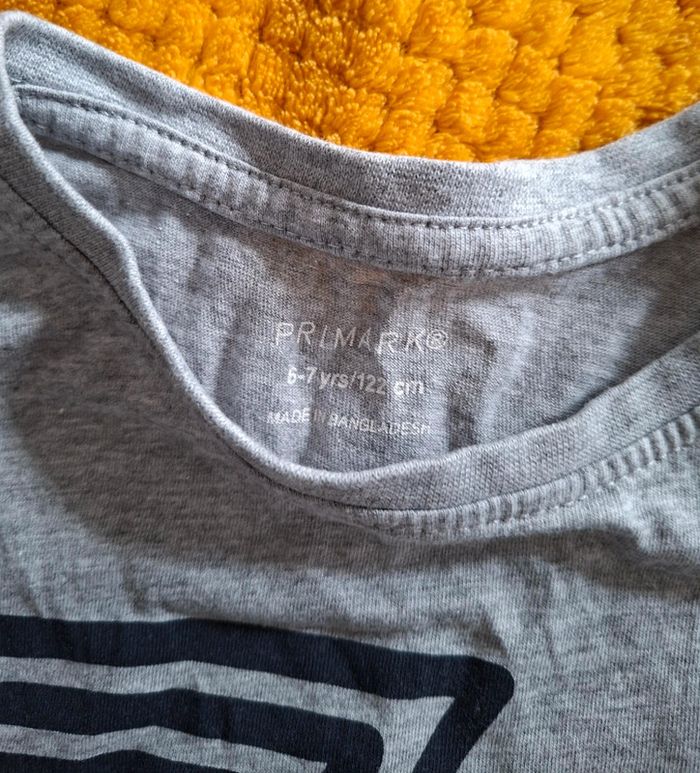 Lot de 2 t-shirts garçon Primark 6-7 ans (122cm) - très bon état - photo numéro 2