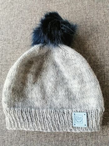 Bonnet gris tricoté main neuf