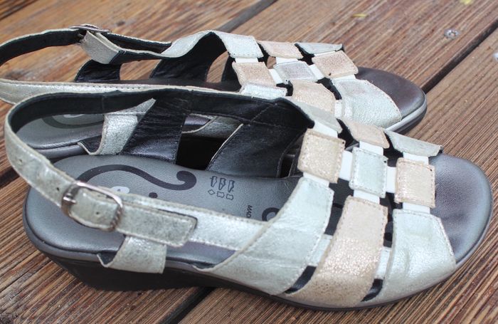 Sandales en cuir argenté et rose pâle