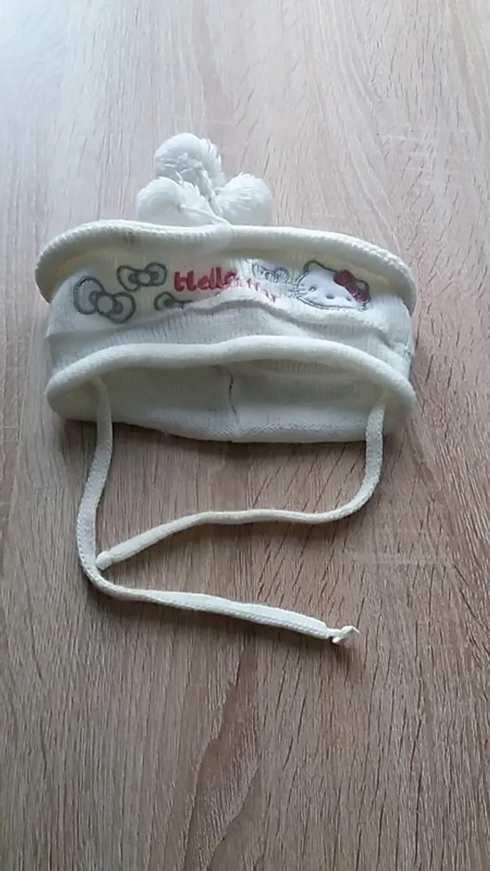 Bonnet a pompoms hello kitty
