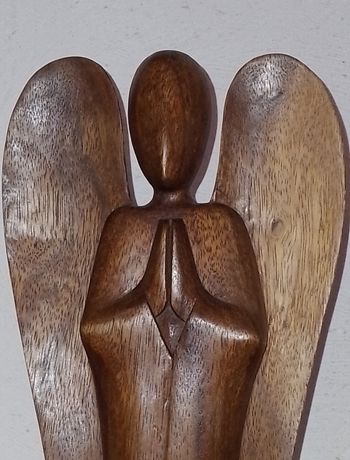Ange en bois brut