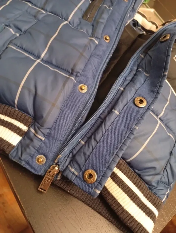 Doudoune Tommy Hilfiger taille 92 - Déchirure voir photos (arrière bras)/fermeture cassé - photo numéro 3