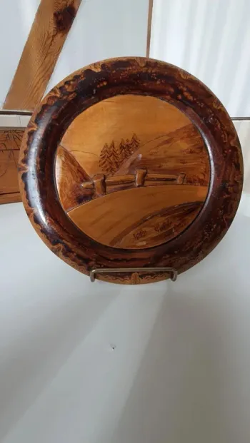 Assiette de décoration en bois
