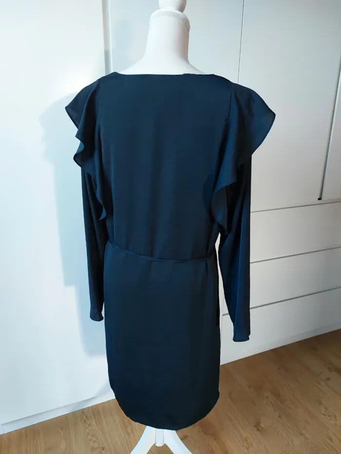 Jolie robe satinée noire - photo numéro 6