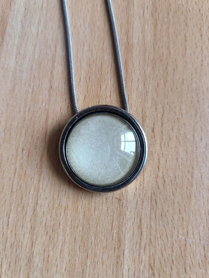 Collier avec pendentif blanc