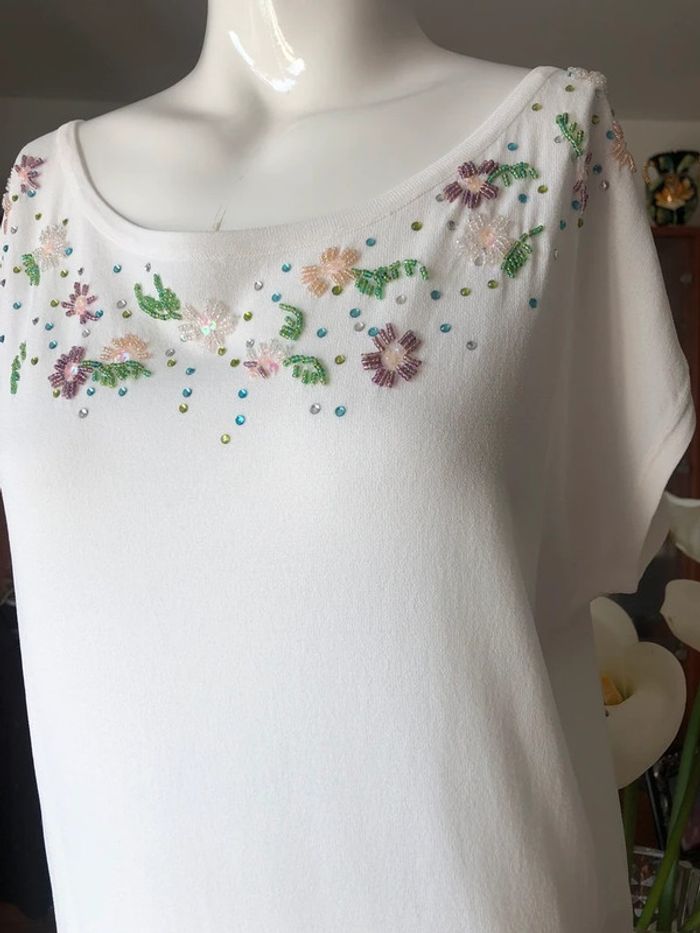 Très joli haut blanc avec perles - photo numéro 2