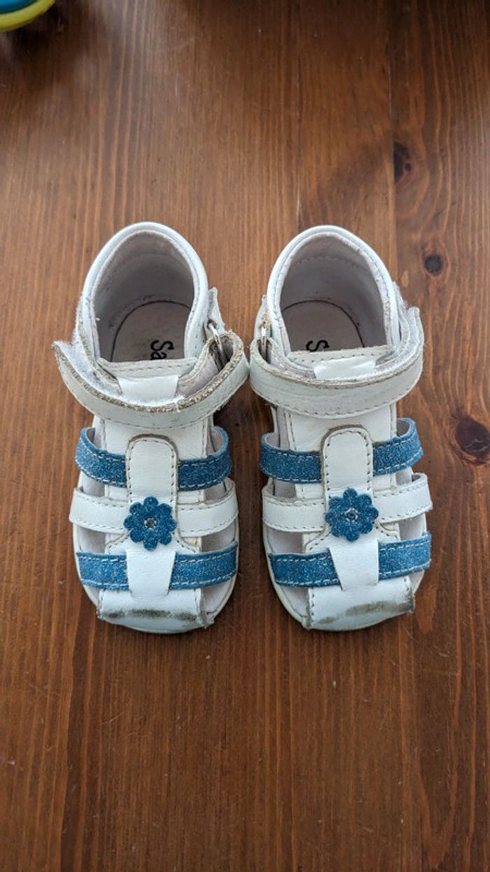 Sandale blanche et bleu paillettes bébé
