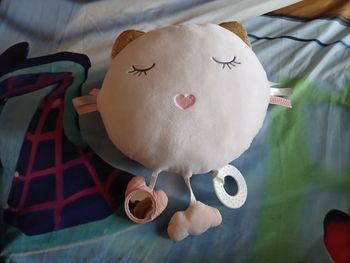 Attaches lit, peluche,coussin. 