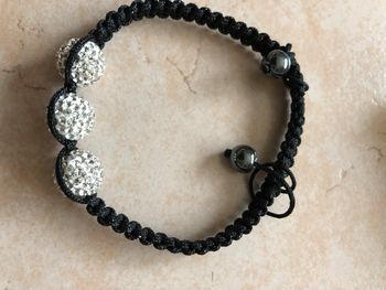 Bracelet et bague avec boules scintillantes