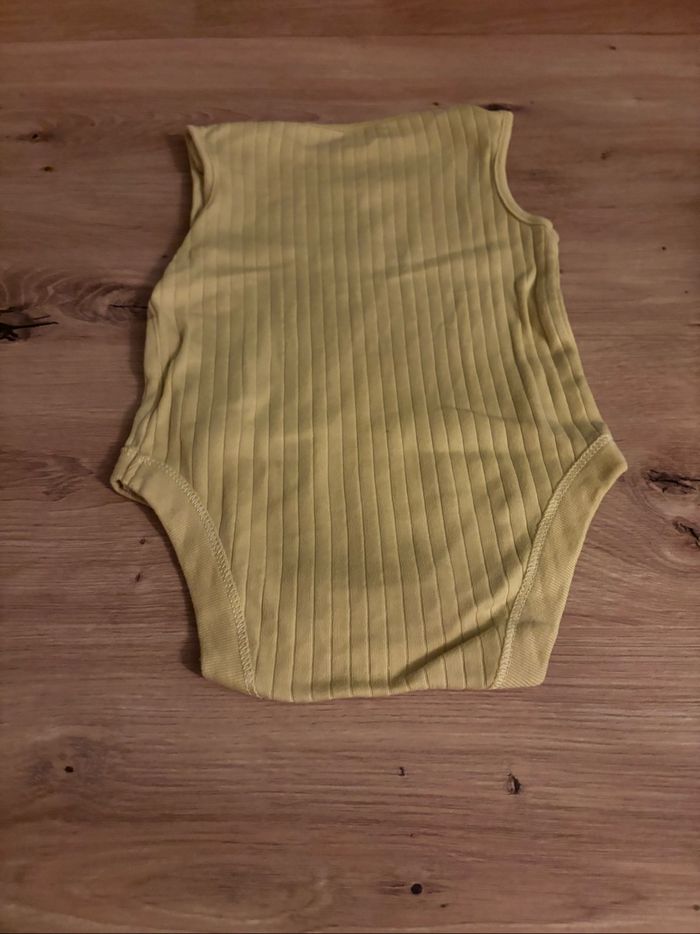 Lots de quatre bodies taille 6/9mois Primark - photo numéro 8