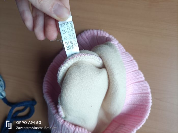 Lot de 2 bonnets rose et bleu et une paire de gants rose - photo numéro 2