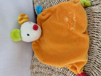 DOUDOU PLAT BABY CLUB SOURIS ORANGE JAUNE VERT BLEU FROMAGE