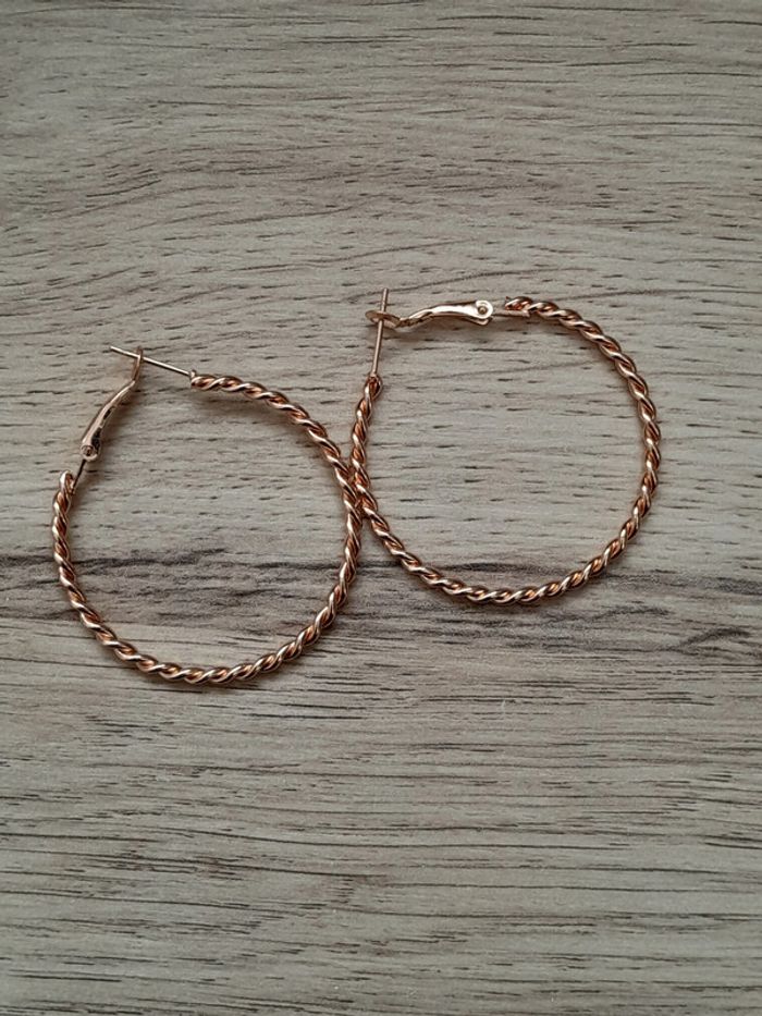 Boucles d'oreilles créoles ondulées, dorées - photo numéro 2