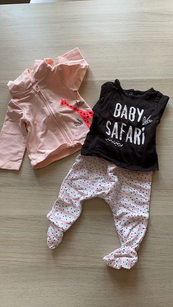 Ensemble bébé fille taille un mois