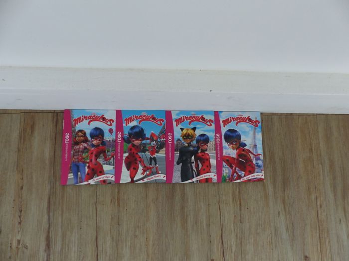 lot de 4 livres miraculous lady bug