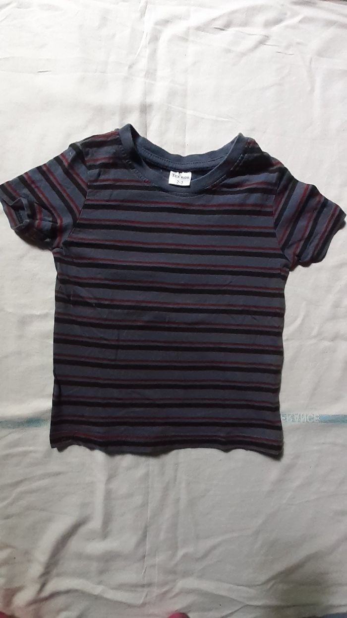 Tee shirt gris foncé rayé rouge et noir