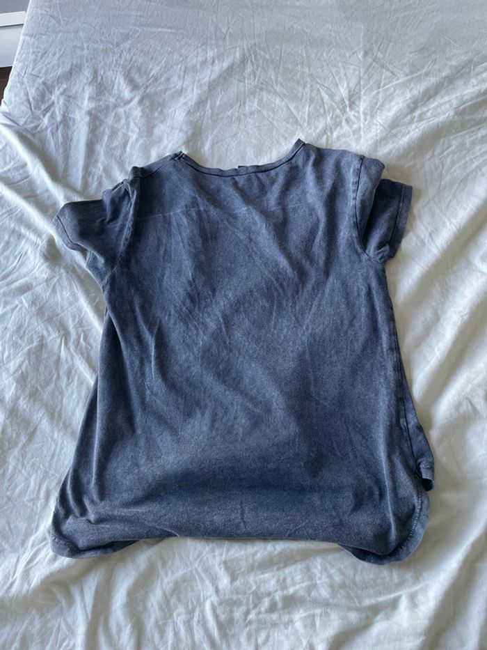 T-shirt gris imprimé “LOVE” roses rouges - photo numéro 2