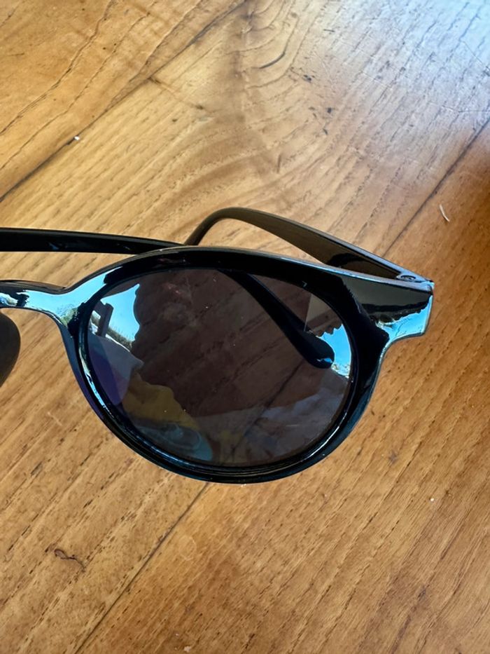 Paire de lunettes de soleil - photo numéro 2