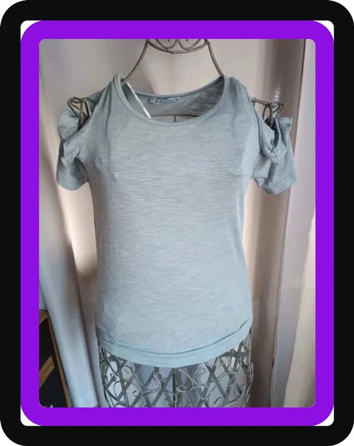 Tee shirt épaule dénudé taille S
