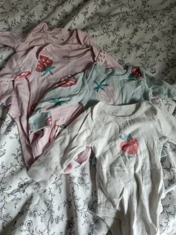 Lot de 4 bodies fraises Gémo 6 mois