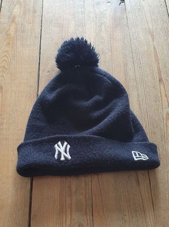 Bonnet noir à pompon NY New York