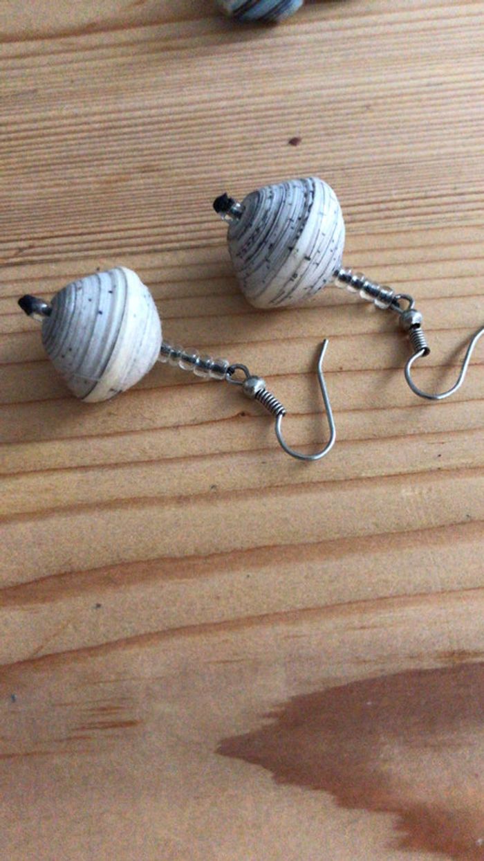Boucles d’oreilles grises