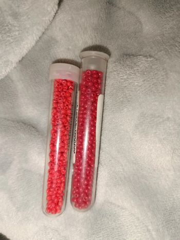 2 tubes de perles de rocaille