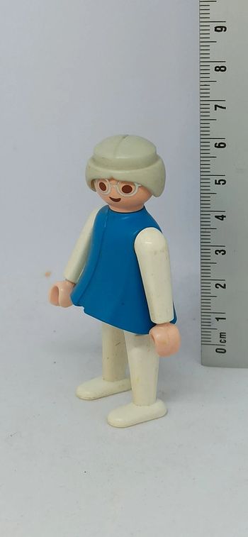 Femme âgée vintage grand mère avec haut bleu et lunettes playmobil